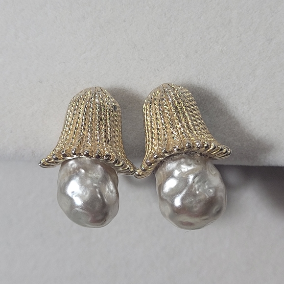 Sarah Coventry Earrings - Picture 2 of 10